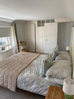 2 bedrooms, iron/ironing board, travel cot, free WiFi - Nelson Cottage. A stones throw from the beach (Deal)