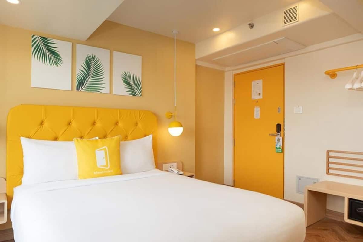 Desk, iron/ironing board (on request), WiFi (free), bed sheets