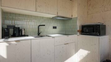 Een koelkast, een magnetron, een oven, een kookplaat