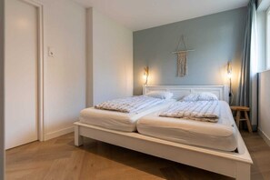 3 bedrooms, desk, iron/ironing board, WiFi