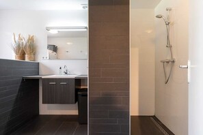Douche, sĂšche-cheveux, serviettes fournies