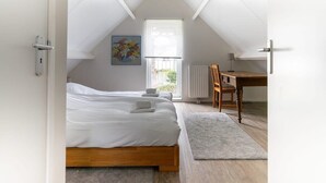 2 عدّة غرف نوم ومكواة/لوح كي وواي فاي وملاءات أسرّة