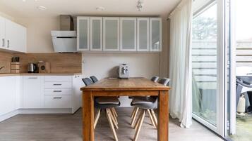 Wasserkocher mit Kaffee-/Teezubehör, Kühlschrank, Mikrowelle, Ofen