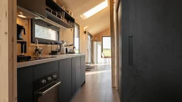 Een koelkast, een oven, een kookplaat, een vaatwasser