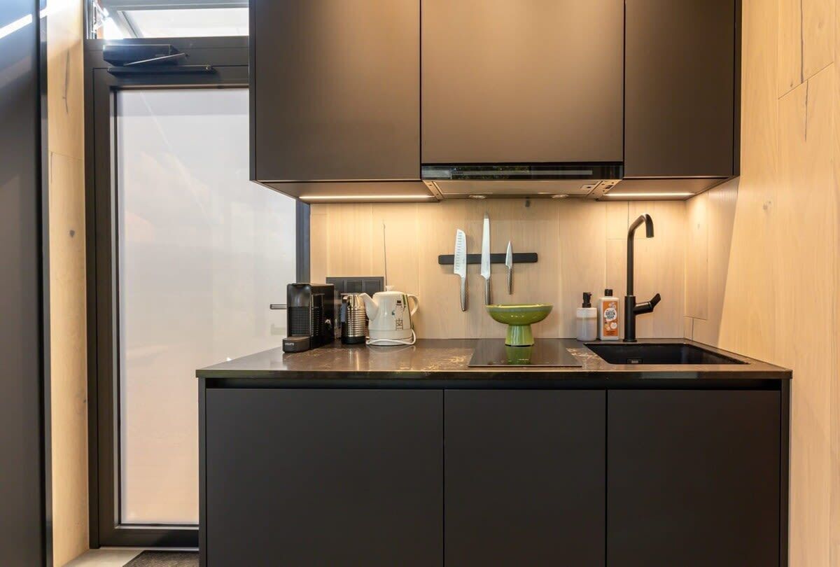 Een koelkast, een koffiezetapparaat/waterkoker