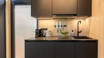 Een koelkast, een koffiezetapparaat/waterkoker