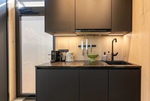 Kühlschrank, Wasserkocher mit Kaffee-/Teezubehör