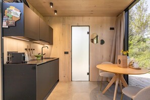 Frigorífico, cafetera o tetera y utensilios de cocina