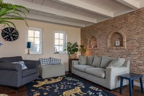 Televisión, chimenea y oficina 