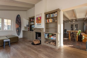 Téléviseur, foyer, bureau