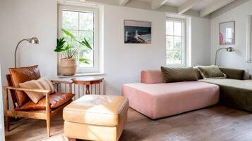 Een televisie, een open haard en een kantoor