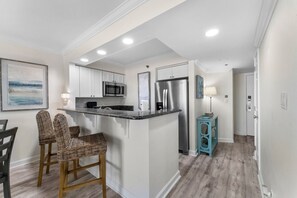 Réfrigérateur, micro-ondes, four, plaque de cuisson