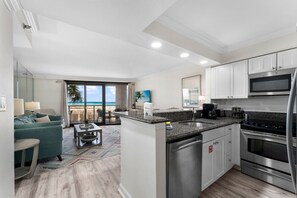 Frigorífic, microones, forn i placa de cuina 