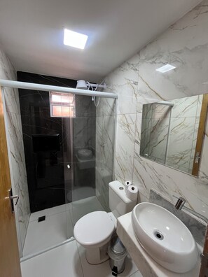 Shower, towels - Pousada Aloha Santos (Santos)