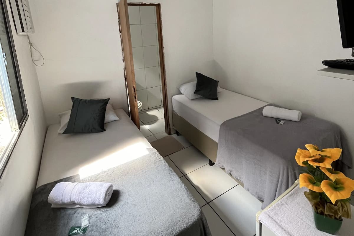 Habitación estándar con 2 camas individuales | Wifi gratis y ropa de cama 