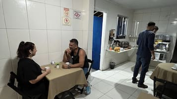 Café da manhã feito na hora grátis todos os dias