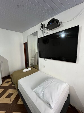 Family Room | Free WiFi, bed sheets - Pousada Aloha Santos (Santos)