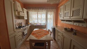 Fridge, microwave, oven, stovetop - Roman Holidays24 (Roma)