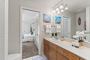 Douche, sèche-cheveux, serviettes fournies, savon