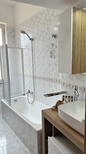 Shower, hair dryer, bidet, towels - Casa vacanza in zona tranquilla  (Massa Lubrense)