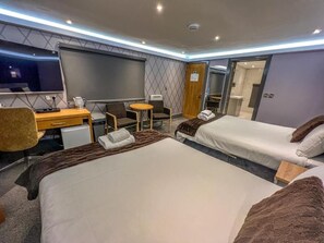 Executive Quadruple Room | Hypo-allergenic bedding, free WiFi - Fountain House (Boston)