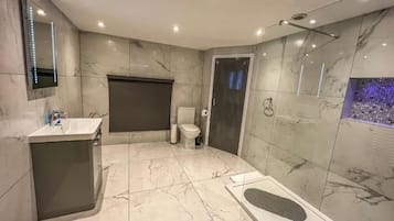 Habitación cuádruple ejecutiva | Baño | Regadera, regadera tipo lluvia, toallas