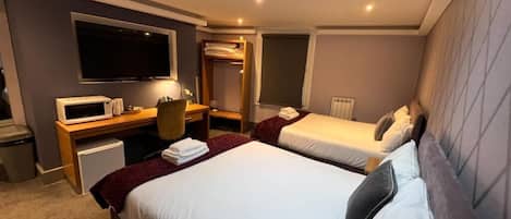 Quarto quádruplo executivo | Roupas de cama antialérgicas, Wi-Fi de cortesia