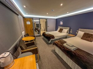 Executive Quadruple Room | Hypo-allergenic bedding, free WiFi - Fountain House (Boston)