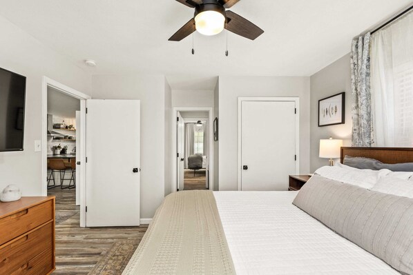 2 bedrooms, desk, WiFi, bed sheets - Walk to Weaverville|15mn to avl (Weaverville)