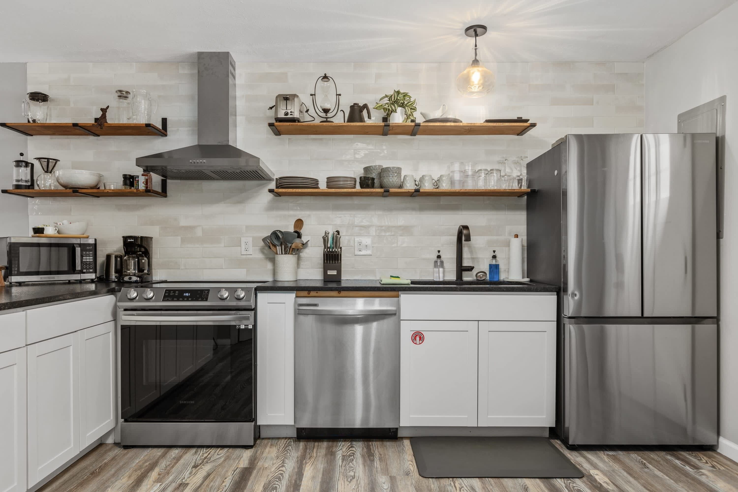 Kühlschrank, Mikrowelle, Ofen, Herdplatte