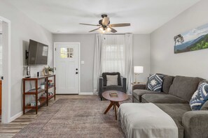 TV, offices - Walk to Weaverville|15mn to avl (Weaverville)