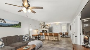 Un apartamento moderno con sala de estar, cocina y comedor.