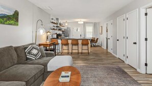 Un apartamento moderno con sala de estar, cocina y comedor.