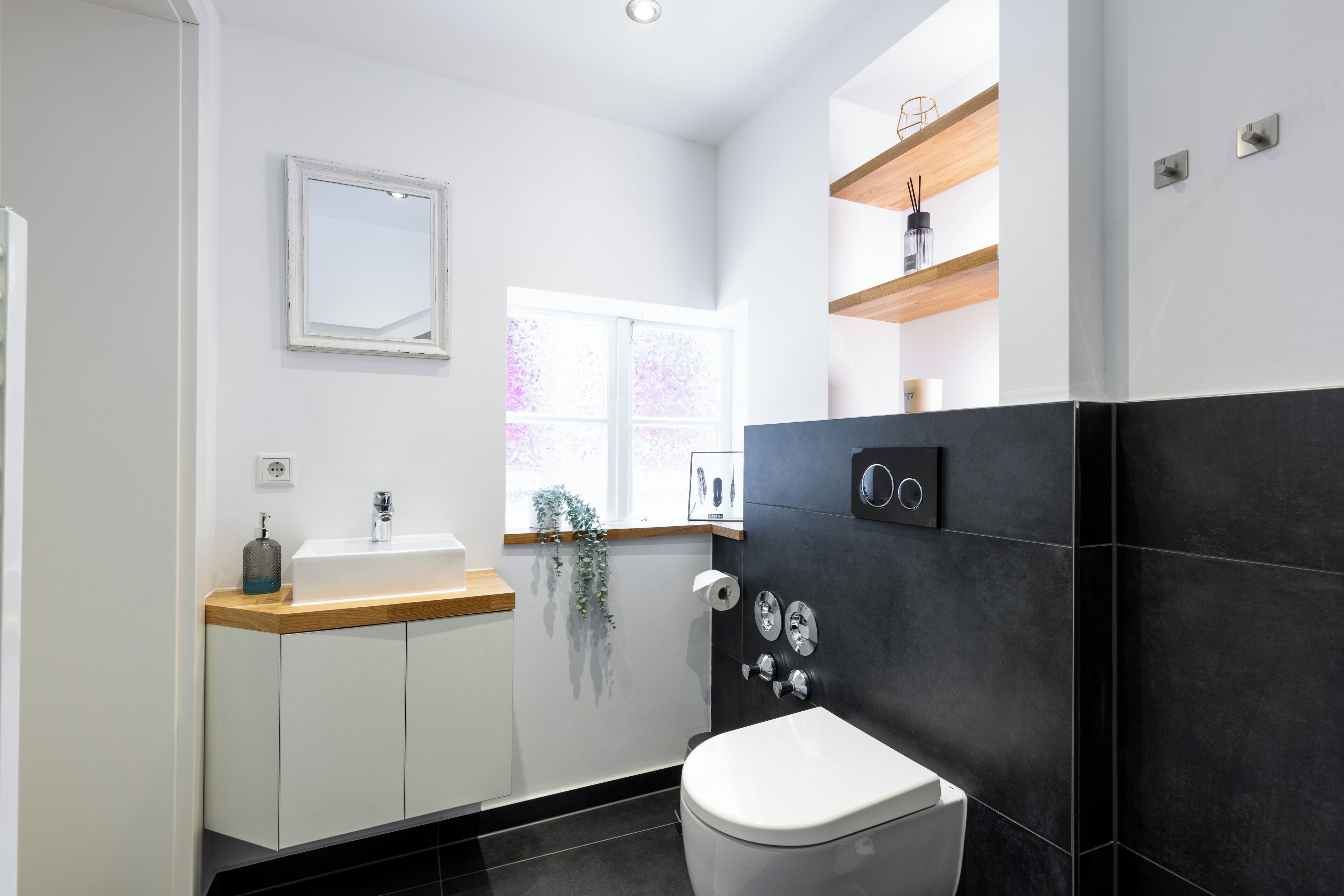 Dusche, Haartrockner, Handtücher, Toilettenpapier