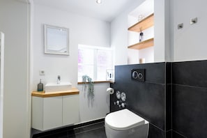 Dusche, Haartrockner, Handtücher, Toilettenpapier