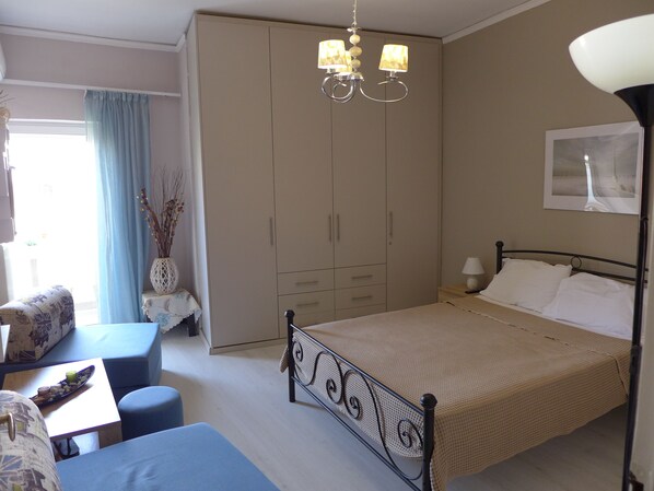A bedroom with a bed, a wardrobe, a desk, and a chair. - Koum Kapi 1st floor apt (Chania)