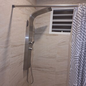Douche, serviettes fournies, savon, papier toilette