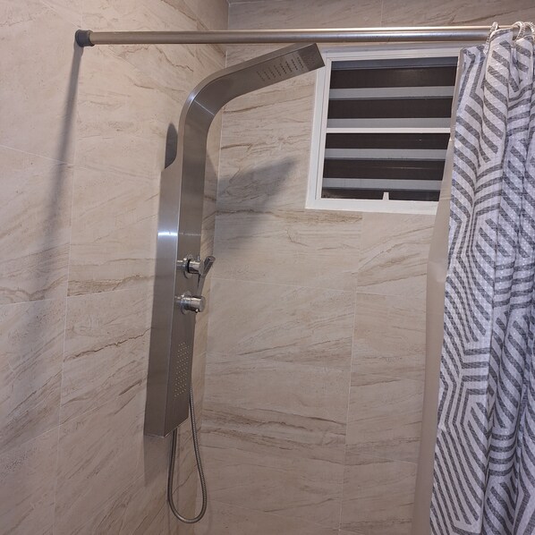 Regadera, toallas, jabón, papel de baño