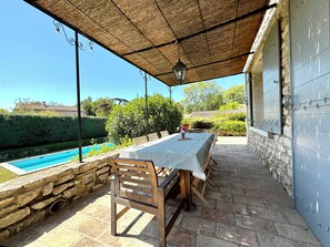 Outdoor dining - En Plein Centre de Saint Remy, Tout à Pied et au Calme, Mas Avec vue et Piscine (Saint-Rémy-de-Provence)