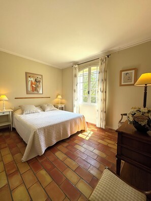 5 sovrum, skrivbord, strykjärn/strykbräda och gratis wi-fi