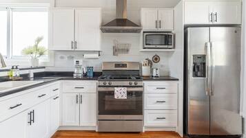 Frigorífico, microondas, placa de cocina y lavavajillas