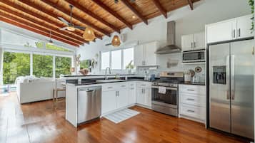 Frigorífico, microondas, placa de cocina y lavavajillas