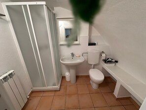 Haartrockner, Bidet, Handtücher, Toilettenpapier