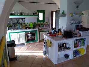 Kjøleskap, ovn, kokeplater og oppvaskmaskin