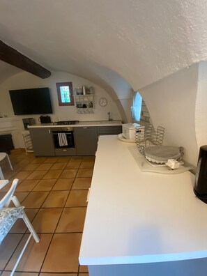 Køleskab, ovn, kogeplade, opvaskemaskine