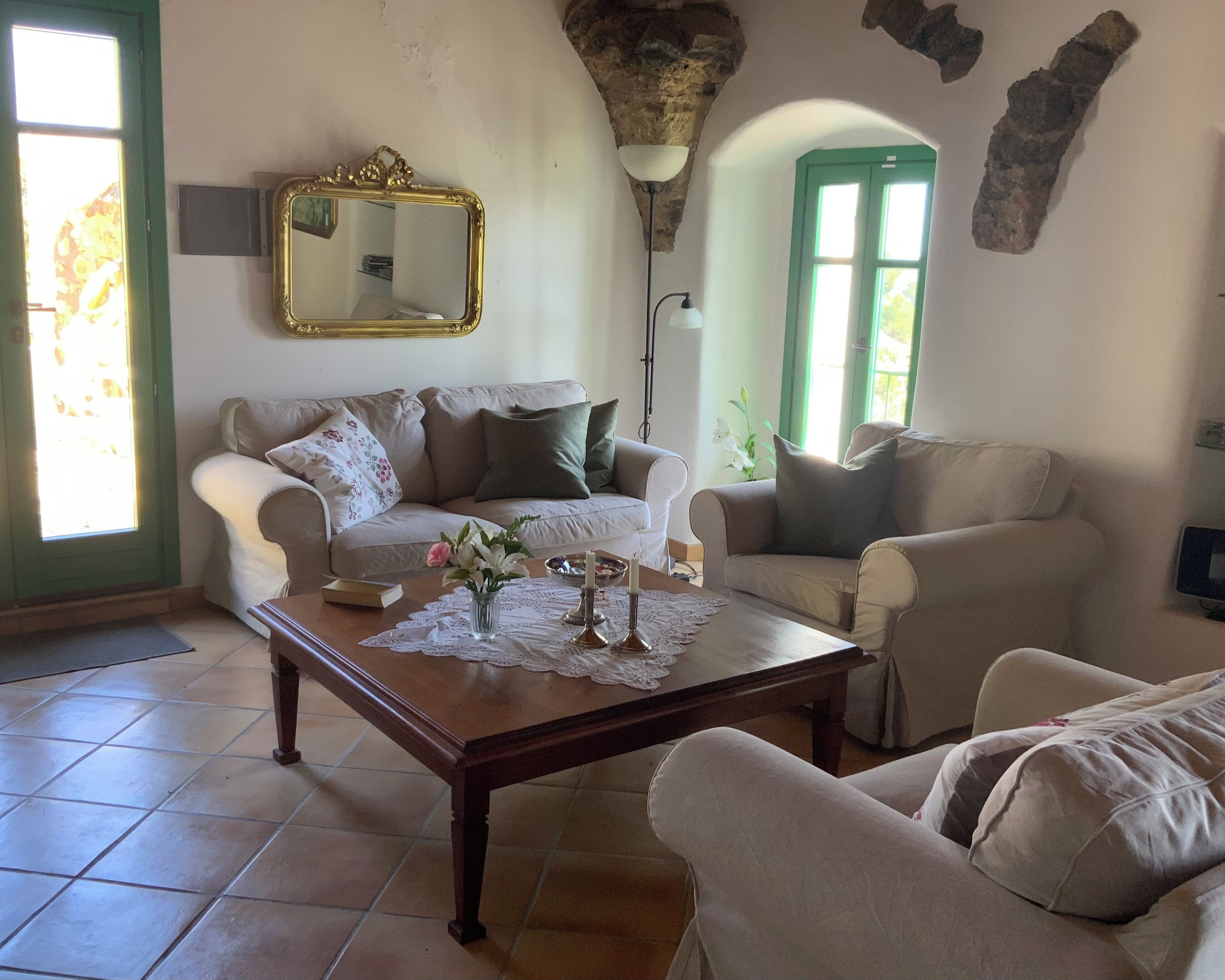 Fernseher, Bücher, Stereoanlage