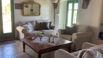 Fernseher, Bücher, Stereoanlage