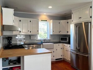 Mikrowelle, Herdplatte, Geschirrspüler