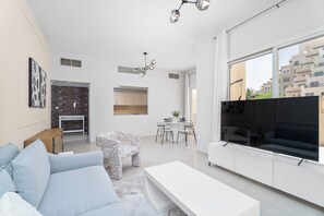 Deluxe Apartment | Living area - Nasma Holiday Homes - Bab Al Bahr Residences (Ras Al Khaimah)