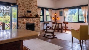 Traditional Tree House | Living area | Flat-screen TV